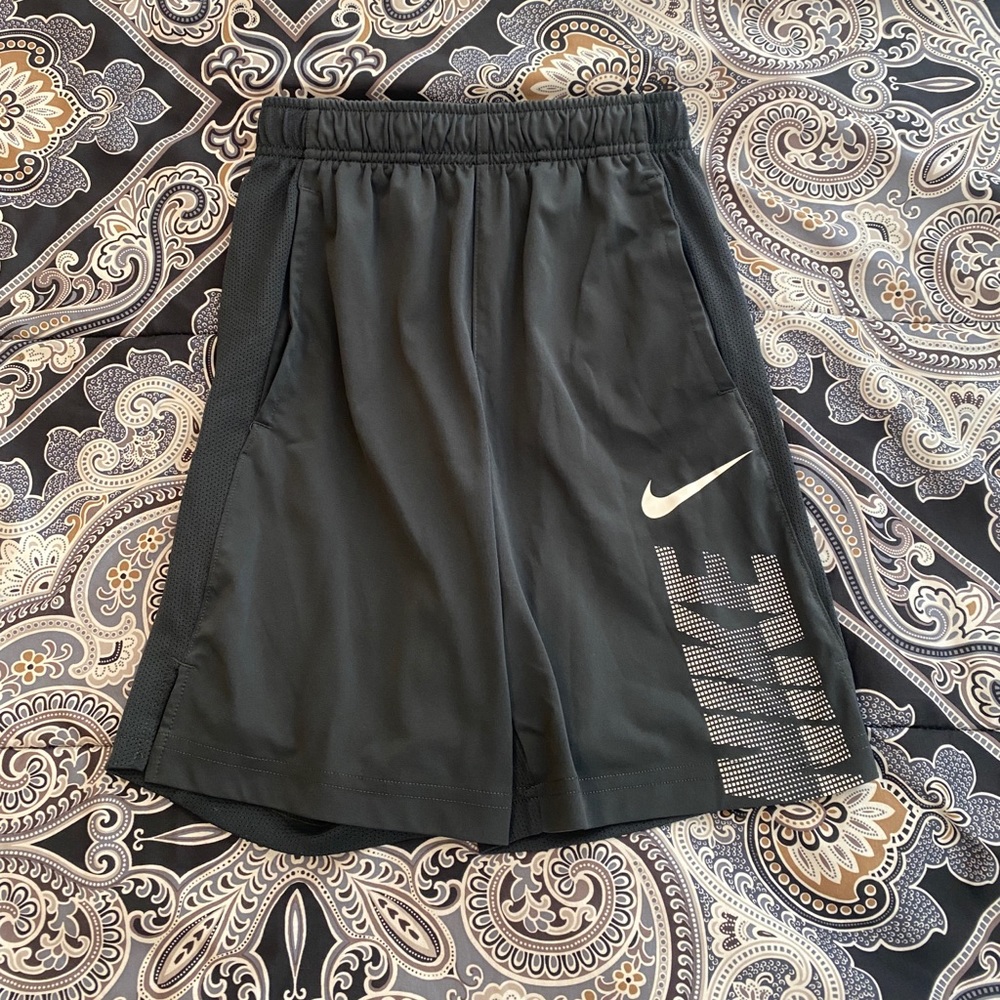 EUC!! Nike, boys dri-fit size S shorts 💙